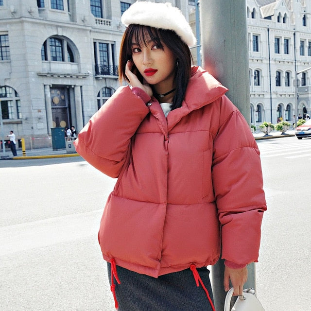 Estilo coreano 2019 Chaqueta de invierno Mujer Cuello alto Sólido Negro Blanco Abrigo de plumón femenino Suelto Parka corta para mujer de gran tamaño