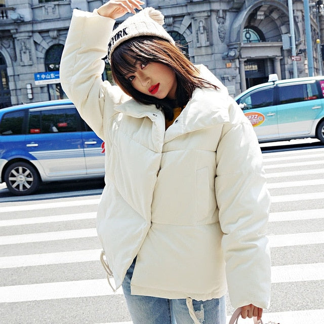 Estilo coreano 2019 Chaqueta de invierno Mujer Cuello alto Sólido Negro Blanco Abrigo de plumón femenino Suelto Parka corta para mujer de gran tamaño
